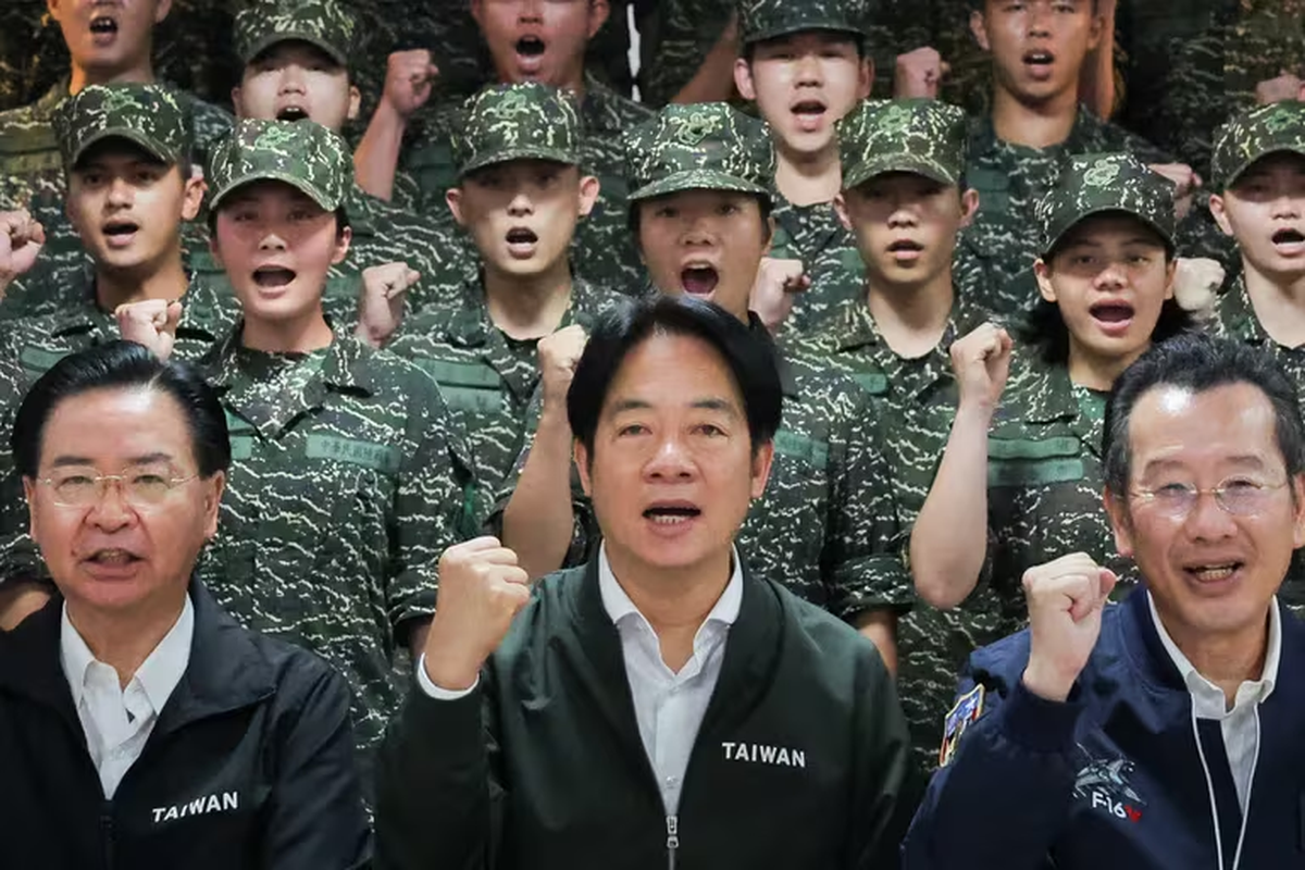 El presidente de Taiw&aacute;n, Lai Ching-te, junto con personal militar durante su visita a un campamento militar en Taoyuan, Taiw&aacute;n, el 23 de mayo de 2024. REUTERS/Ann Wang