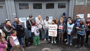Los censistas frente al Indec, quieren 15% de aumento en el pago que les deben. Los censistas frente al Indec, quieren 15% de aumento en el pago que les deben.