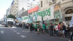 altText(A 8 días de la asunción de Alberto F, Camioneros marcha por bono y paritarias)}