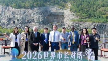 Julio Zamora junto a otros alcaldes en China