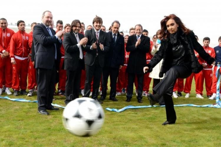 Sabbatella contepla a la Presidente, que no le dio pelota este viernes. Foto: Presidencia.