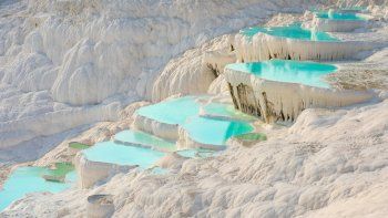 Las termas de agua turquesa que son un paraíso natural