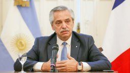 El presidente Alberto Fernández intenta relativizar el sangrado digestivo pero su semblante no dice lo mismo.