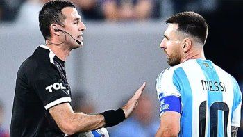 Argentinay Ecuador irán por las semifinales de la Copa América 2024 y serán dirigidospor los árbitros Andrés Matonte y Leodán González. Argentinay Ecuador irán por las semifinales de la Copa América 2024 y serán dirigidospor los árbitros Andrés Matonte y Leodán González.