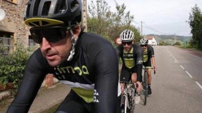 Con la mente puesta en Renault, Alonso se accidentó andando en bicicleta