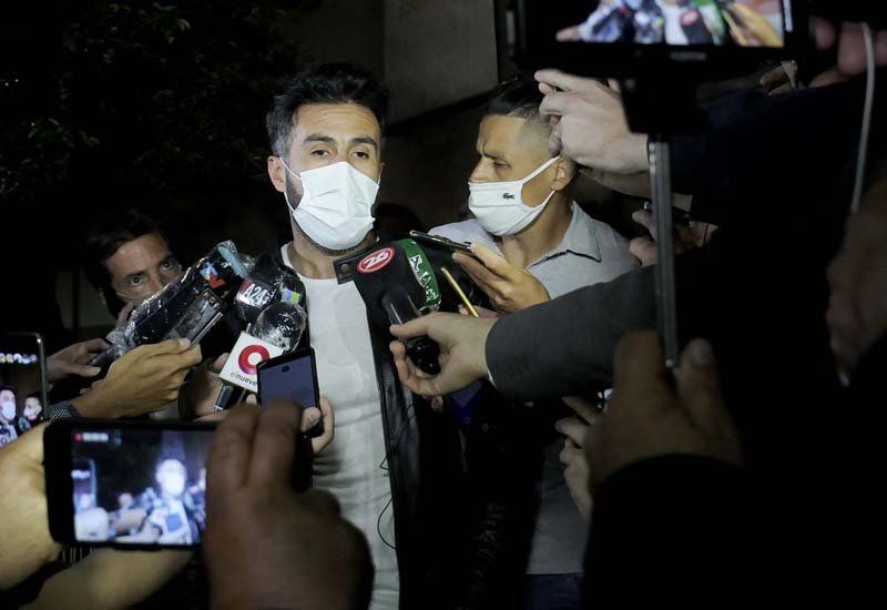 El médico personal de Diego Armando Maradona, Leopoldo Luque, informa ante los medios periodísticos sobre el estado de salud del excapitán de la Selección Argentina y actual entrenador de Gimnasia y Esgrima de La Plata (Foto: Télam)