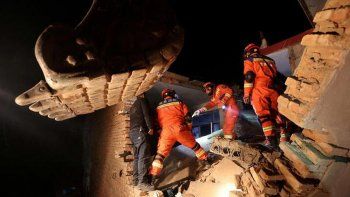 Búsqueda de sobrevivientes bajo los escombros, tras terremoto en China. Búsqueda de sobrevivientes bajo los escombros, tras terremoto en China.