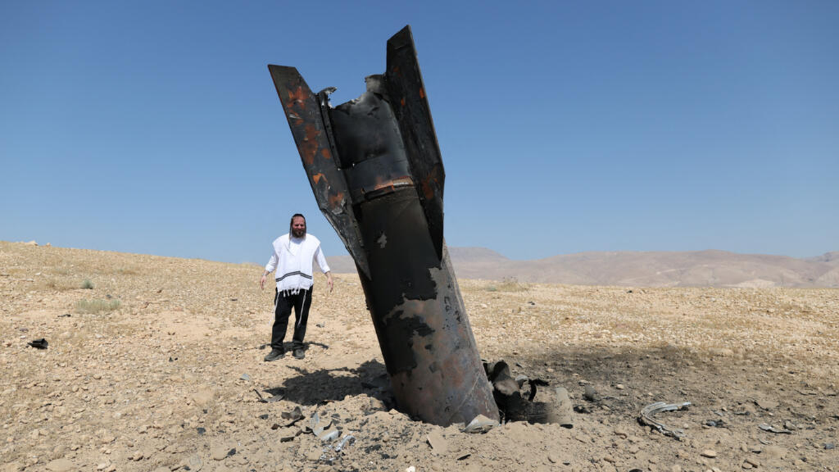 Un judío ultraortodoxo israelí cerca de un fragmento de misil que sobresale del suelo tras los ataques de Irán, que fueron respondidos por Israel. En Cisjordania central ocupada por Israel, el 8 de junio de 2026. © Reuters/Ammar Awad Un judío ultraortodoxo israelí cerca de un fragmento de misil que sobresale del suelo tras los ataques de Irán, que fueron respondidos por Israel. En Cisjordania central ocupada por Israel, el 8 de junio de 2026. © Reuters/Ammar Awad