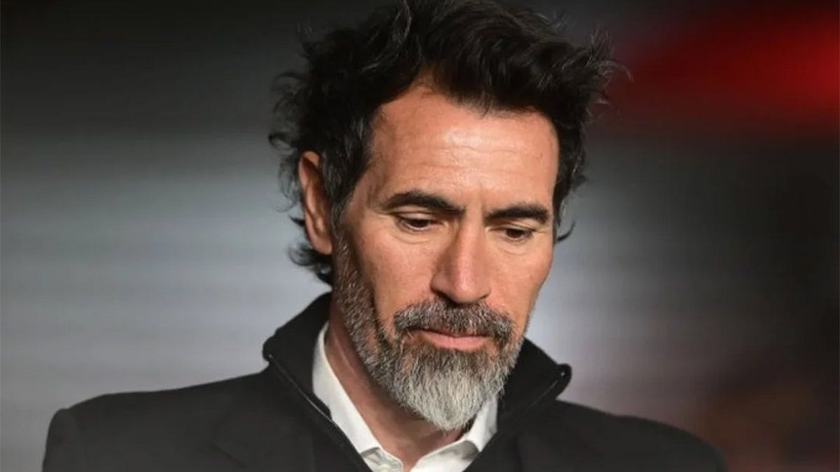 Eduardo Domínguez volvió a disparar contra Juan Sebastián Verón tras la caída de Estudiantes de La Plata ante Argentinos Juniors y puso en duda su continuidad. Eduardo Domínguez volvió a disparar contra Juan Sebastián Verón tras la caída de Estudiantes de La Plata ante Argentinos Juniors y puso en duda su continuidad.