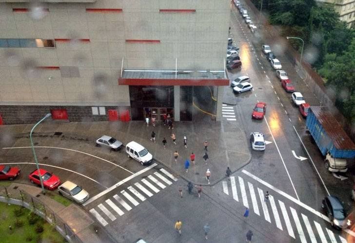 Imagen del ingreso de las personas al shopping tomada por un testigo. (Foto: Twitter @nicoberman )