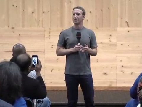 Mark Zuckerberg explicando lo inexplicable.