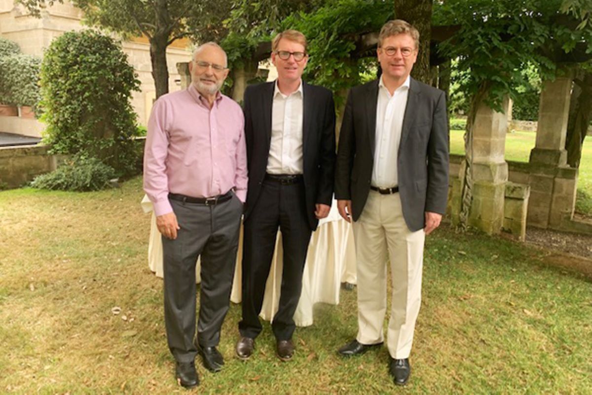 De izq. a der.: rabino David Saperstein, ex embajador de USA para la libertad religiosa; Nicholas Miller, profesor de Universidad Andrews, y Michael Suhr, embajador para la libertad religiosa de Dinamarca.