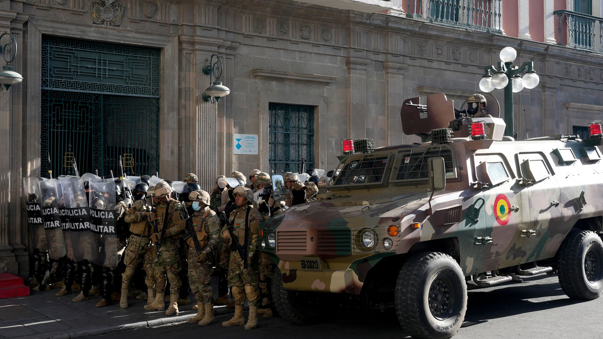 Levantamiento militar en Bolivia: Un fallido Golpe a finales del julio. Levantamiento militar en Bolivia: Un fallido Golpe a finales del julio.