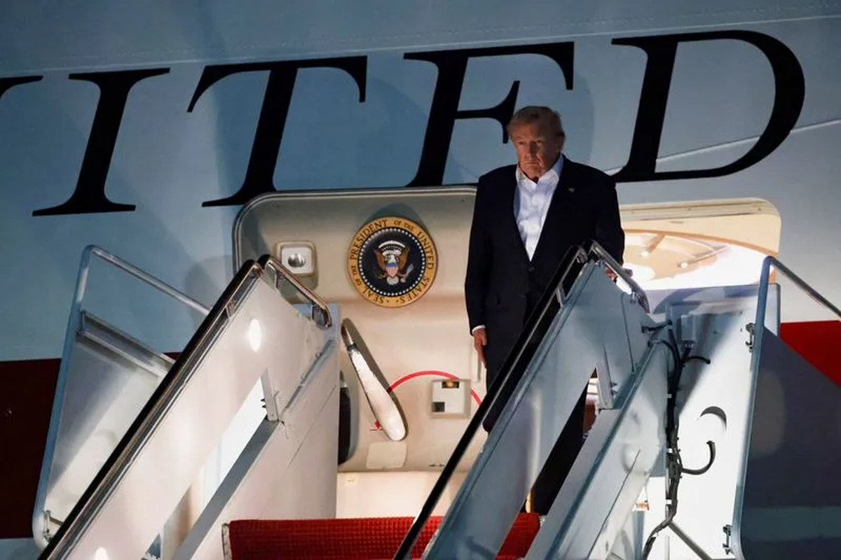El presidente de Estados Unidos, Donald Trump, llega a bordo del nuevo Air Force One, un regalo de Qatar, a su regreso a Washington tras participar en una cumbre de l&iacute;deres de la OTAN en Turqu&iacute;a, en la Base Conjunta Andrews, Maryland, EEUU, el 9 de julio de 2026. REUTERS/Jonathan Ernst