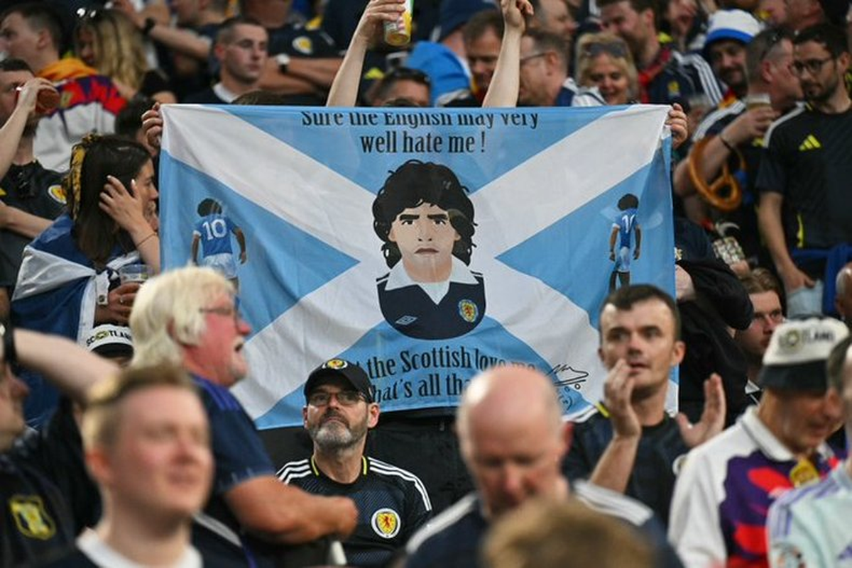 Los hinchas escoceses el día de la clasificación al Mundial 2026 y su bandera de Maradona. Los hinchas escoceses el día de la clasificación al Mundial 2026 y su bandera de Maradona.