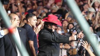 Con Chaqueño Palavecino, Javier Milei cantó 'Amor Salvaje' (por Córdoba) en Jesús María