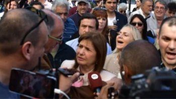 Patricia Bullrich suspendió una conferencia de prensa en San Luis por manifestantes que repudiaban su visita. Patricia Bullrich suspendió una conferencia de prensa en San Luis por manifestantes que repudiaban su visita.