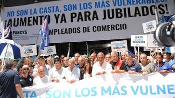 Armando Cavalieri al frente de la columna de Comercio. Armando Cavalieri al frente de la columna de Comercio.