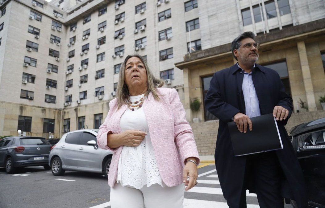Adriana Nechevenko de Schuster, la escribana que validó las escrituras de los dos inmuebles que posee a Manuel Adorni en el barrio porteño de Caballito y en un country de Exaltación de la Cruz, cuando se presentó ante el fiscal Gerardo Pollicita el miércoles 8/4. Adriana Nechevenko de Schuster, la escribana que validó las escrituras de los dos inmuebles que posee a Manuel Adorni en el barrio porteño de Caballito y en un country de Exaltación de la Cruz, cuando se presentó ante el fiscal Gerardo Pollicita el miércoles 8/4.