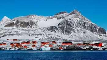 Para conmemorar la inauguración de la Base Orcadas, la más antigua en el continente helado, el 22 de junio Argentina celebra el Día de la Antártida Argentina.