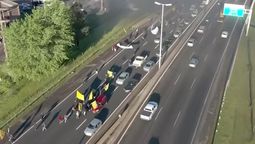 La protesta de un reducido grupo de trabajadores lecheros este viernes 1/10. Los colectiveros se concentraban en zona Oeste.