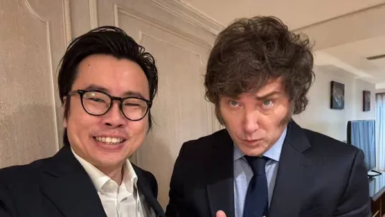 Javier Milei junto al singapurense Julian Peh, uno de los nombres detrás de $LIBRA. Javier Milei junto al singapurense Julian Peh, uno de los nombres detrás de $LIBRA.