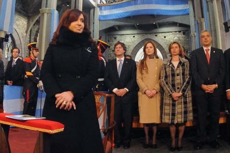 La presidenta Cristina Fernández de Kirchner en la iglesia Catedral Nuestra Señora de Nahuel Huapi, donde se realizó el Tedeum por el 202do. aniversario de la Revolución de Mayo. Foto: Presidencia/Télam (25/05/2012).