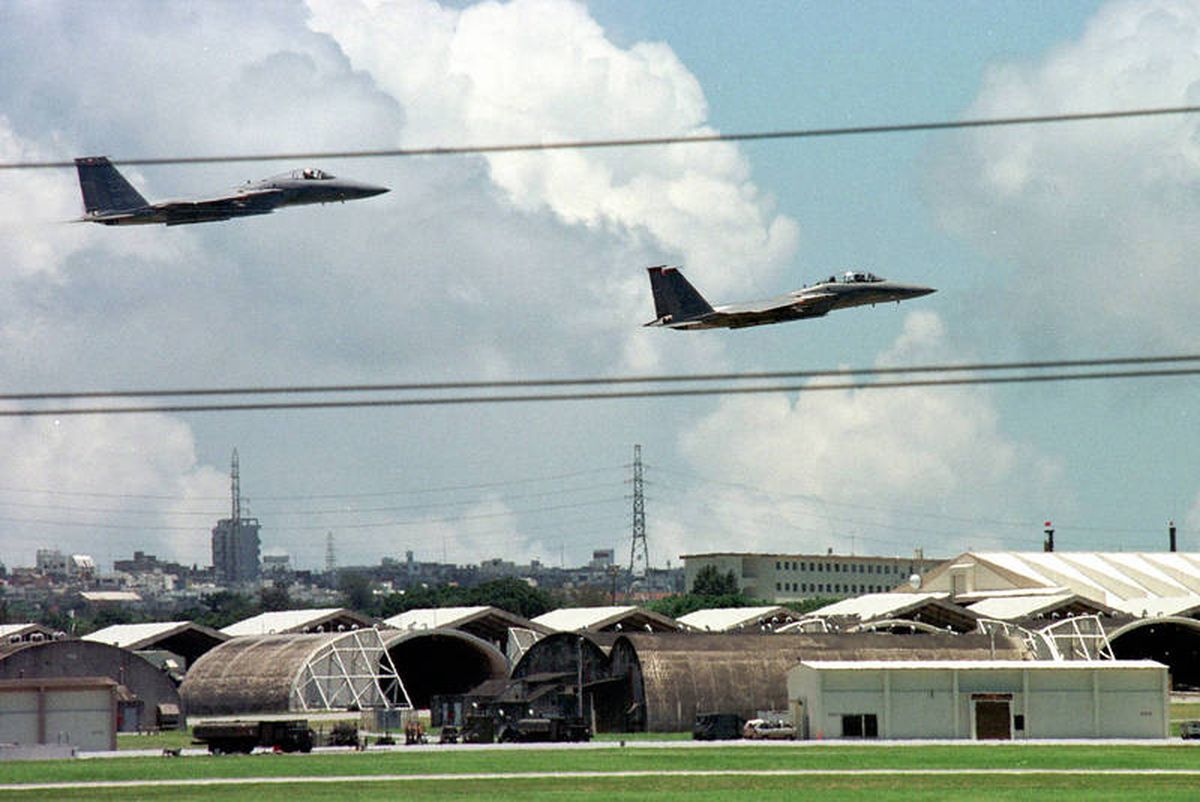 Aviones estadounidenses despegando en Okinawa (Japón) para custodiar a Nancy Pelosi en Taiwan.
