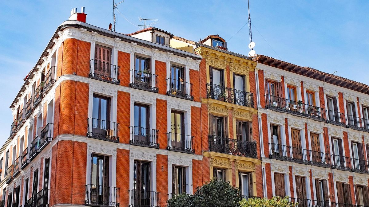Los edificios de La Latina reflejan una de las zonas donde la expansión de Airbnb ha intensificado el debate sobre la vivienda y la transformación de los barrios madrileños. Los edificios de La Latina reflejan una de las zonas donde la expansión de Airbnb ha intensificado el debate sobre la vivienda y la transformación de los barrios madrileños.
