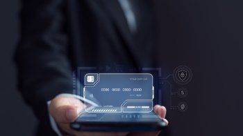 Tarjetas: El sistema de las fintechs que deja atrás a los bancos y emite plásticos en minutos