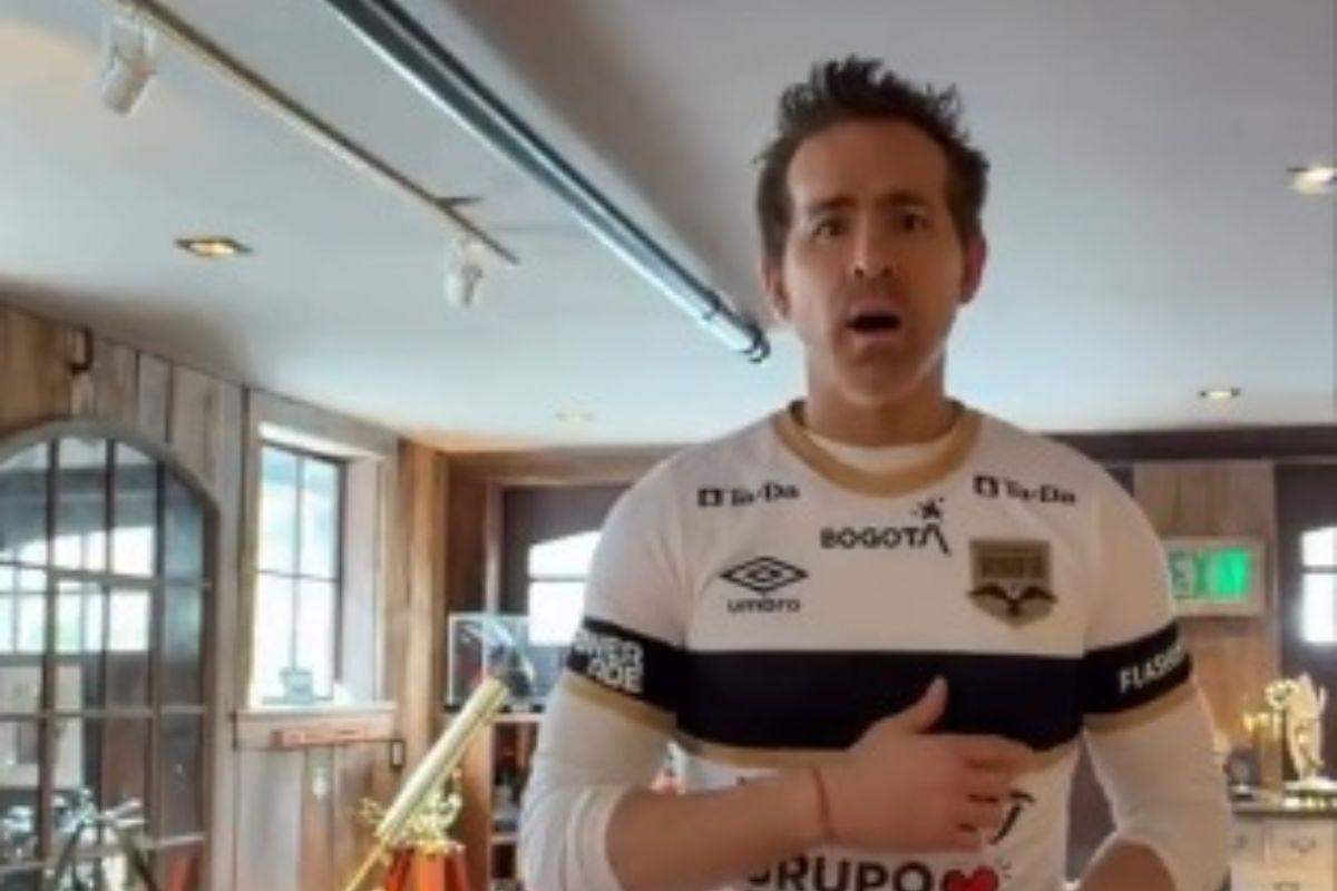 Ryan Reynolds posa con la camiseta del Internacional de Bogotá, el club colombiano que integra el portafolio del grupo inversor Tylis-Porter y que busca expandir su marca a escala global. Ryan Reynolds posa con la camiseta del Internacional de Bogotá, el club colombiano que integra el portafolio del grupo inversor Tylis-Porter y que busca expandir su marca a escala global.