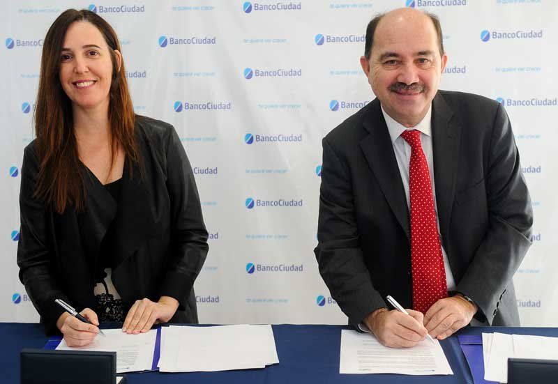 Firma del convenio entre Banco Ciudad y el Fondo de Garantías Buenos Aires: Javier Ortiz Batalla y Magdalena Aguerre.