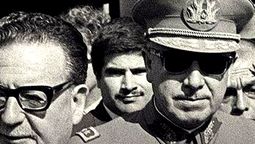 Salvador Allende Gossens, en primer plano, detrás el jefe del Ejército que eligió, Augusto Pinochet Ugarte.