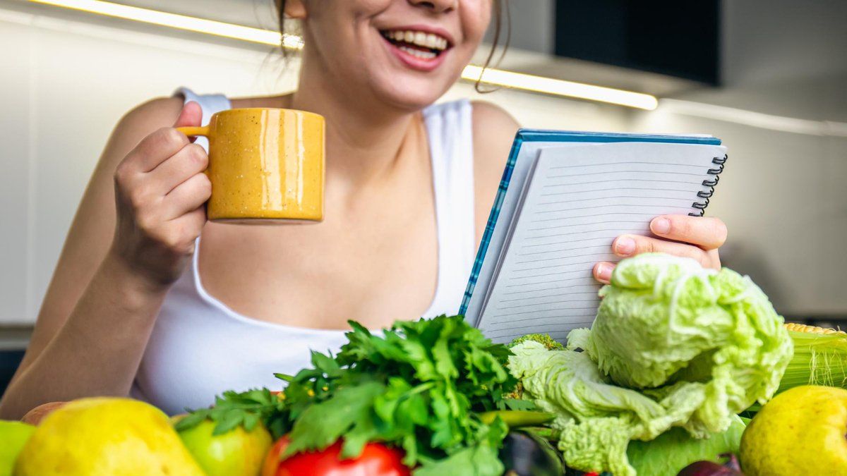 Una de las dietas más saludables es el estilo mediterráneo rico en verduras, legumbres, frutas, cereales integrales, frutos secos y semillas, pescado, aves y productos lácteos bajos en grasa, tales como: leche, yogur, pequeñas cantidades de queso.