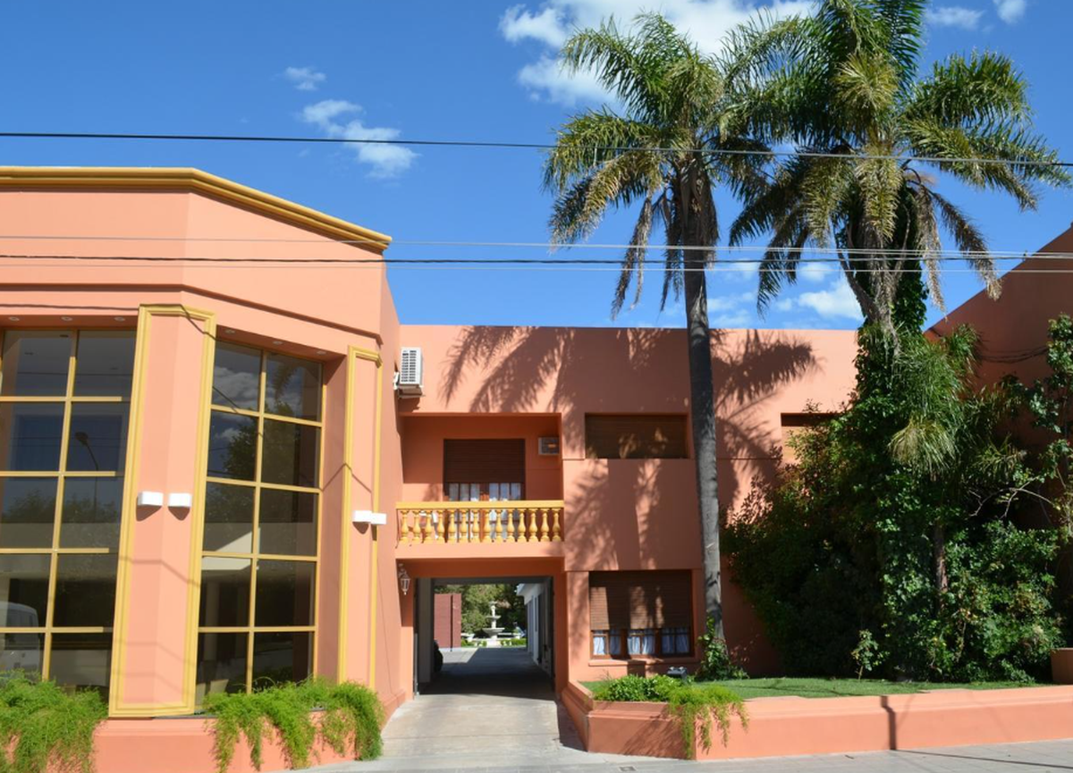 El Hotel Carhué es ideal para el turismo: playa y termas cerca de Buenos Aires. El Hotel Carhué es ideal para el turismo: playa y termas cerca de Buenos Aires.