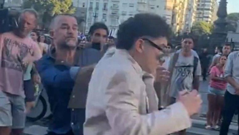 Periodista de Página12/AM530 agredió a militante de Javier Milei