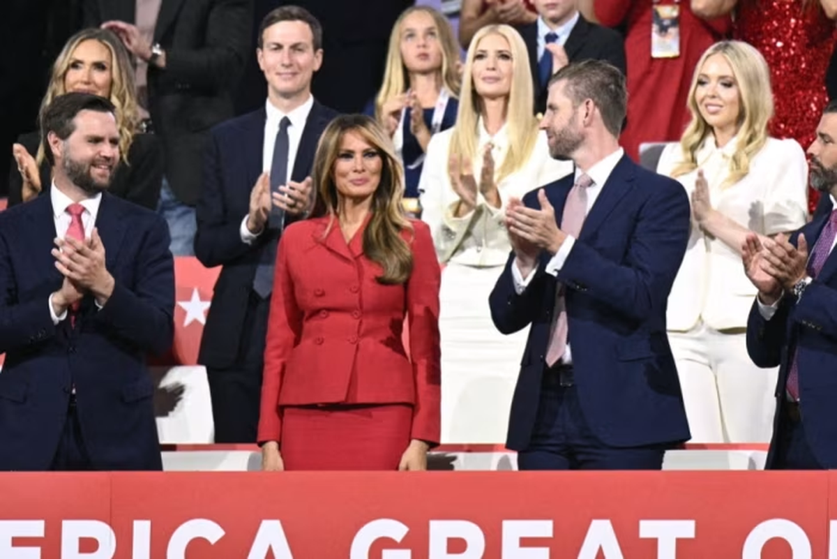 Varios miembros de la familia de Donald Trump, entre ellos su esposa Melania, su hija Ivanka y su hijo Eric, asistieron a la última noche de la convención republicana © Brendan Smialowski/AFP/Getty Images Varios miembros de la familia de Donald Trump, entre ellos su esposa Melania, su hija Ivanka y su hijo Eric, asistieron a la última noche de la convención republicana © Brendan Smialowski/AFP/Getty Images