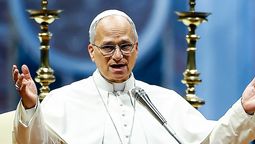 El Papa León XIV en el Vaticano, preparándose para su visita a Argentina.
