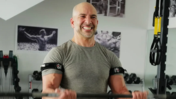 La longevidad comienza con el ejercicio físico, el desarrollo muscular a partir de los 50 para prevenir caídas y lesiones, lo cual evitará que la capacidad cognitiva y física se reduzca un 50 % en los últimos 10 o 15 años de la vida. La longevidad comienza con el ejercicio físico, el desarrollo muscular a partir de los 50 para prevenir caídas y lesiones, lo cual evitará que la capacidad cognitiva y física se reduzca un 50 % en los últimos 10 o 15 años de la vida.