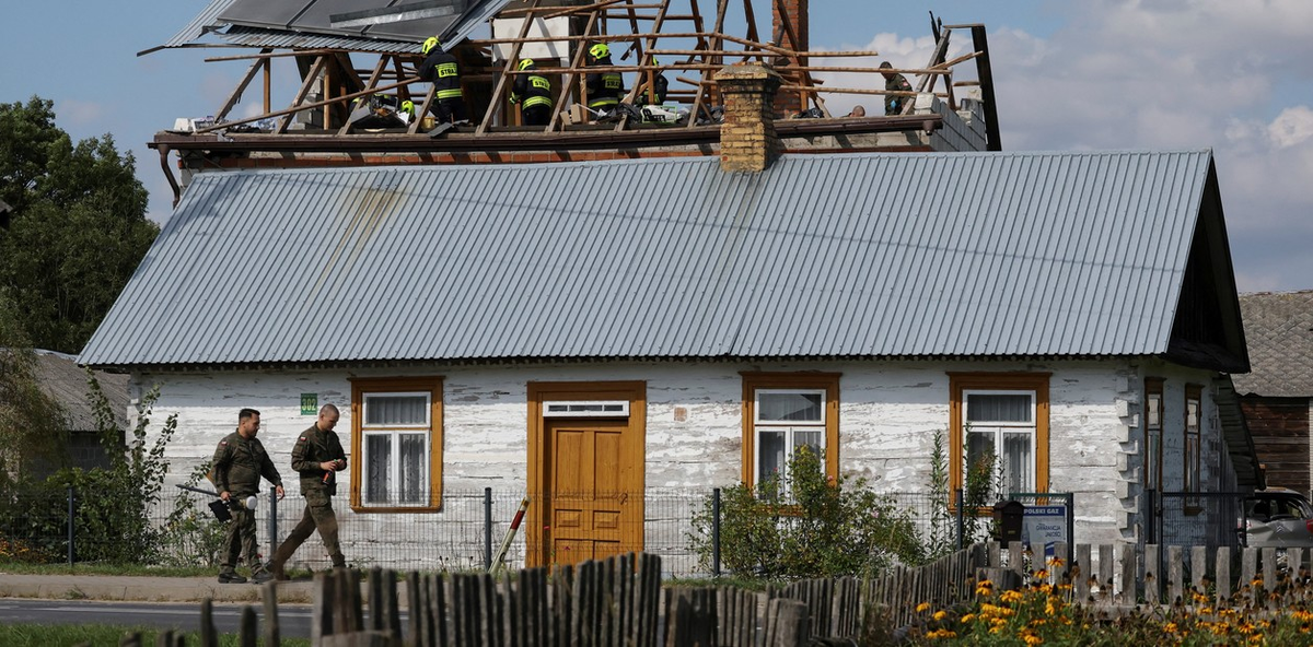 El techo de una casa alcanzado por uno de los drones. Polonia junto a sus aliados de la OTAN derribaron tres de los 19 drones rusos | GENTILEZA REUTERS El techo de una casa alcanzado por uno de los drones. Polonia junto a sus aliados de la OTAN derribaron tres de los 19 drones rusos | GENTILEZA REUTERS