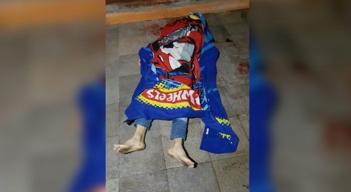 El delincuente abatido, sin calzado y con los pies sucios.