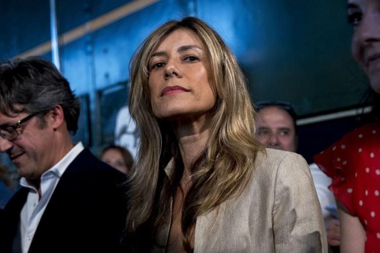 Begoña Gómez en primer plano. El procesamiento dictado por el juez Peinado añade presión política sobre el Gobierno de Pedro Sánchez y el PSOE. Begoña Gómez en primer plano. El procesamiento dictado por el juez Peinado añade presión política sobre el Gobierno de Pedro Sánchez y el PSOE.