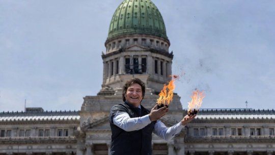 Javier Milei juega con fuego y retoma la batalla por dos temas sensibles en un momento complicado del Gobierno. Javier Milei juega con fuego y retoma la batalla por dos temas sensibles en un momento complicado del Gobierno.