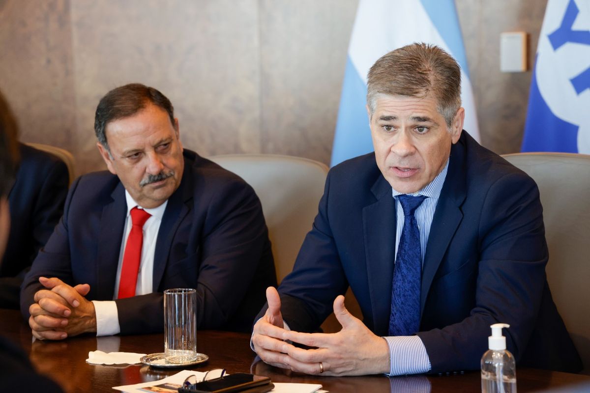 El Gobernador Quintela (Izq.) junto al presidente de YPF, Pablo González, firmaron un acuerdo para la investigación y explotación de litio en la provincia.