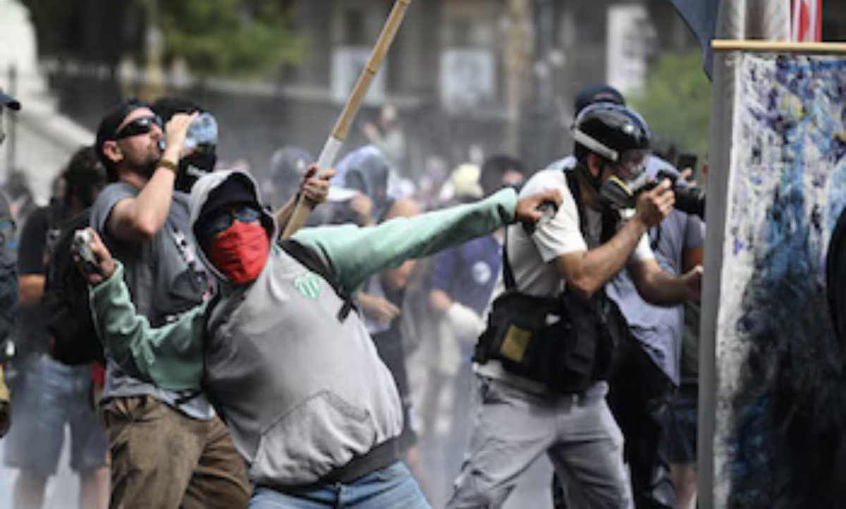 Incidentes frente al parlamento nacional