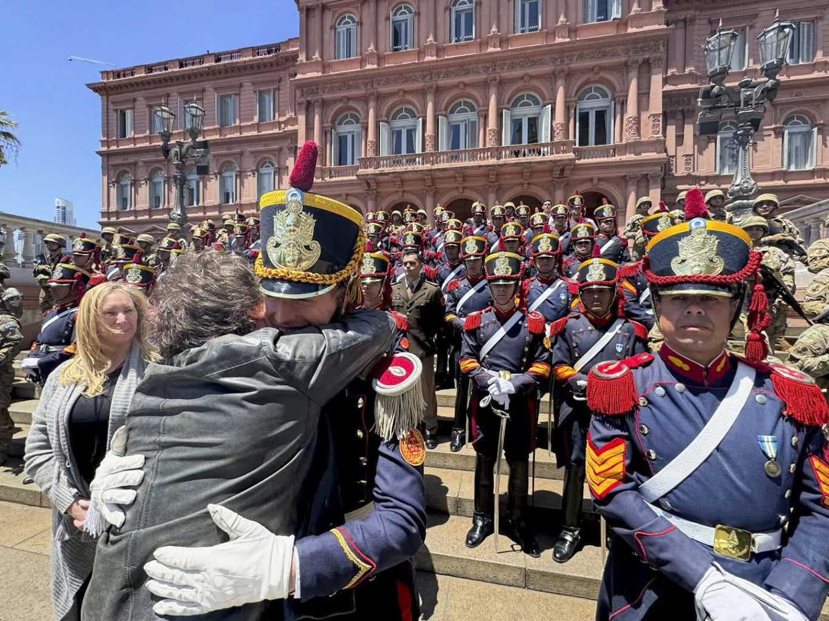 Javier Milei entusiasmado con los Granaderos a Caballo pero de mejoras al Ejército... mutis por el foro. Javier Milei entusiasmado con los Granaderos a Caballo pero de mejoras al Ejército... mutis por el foro.