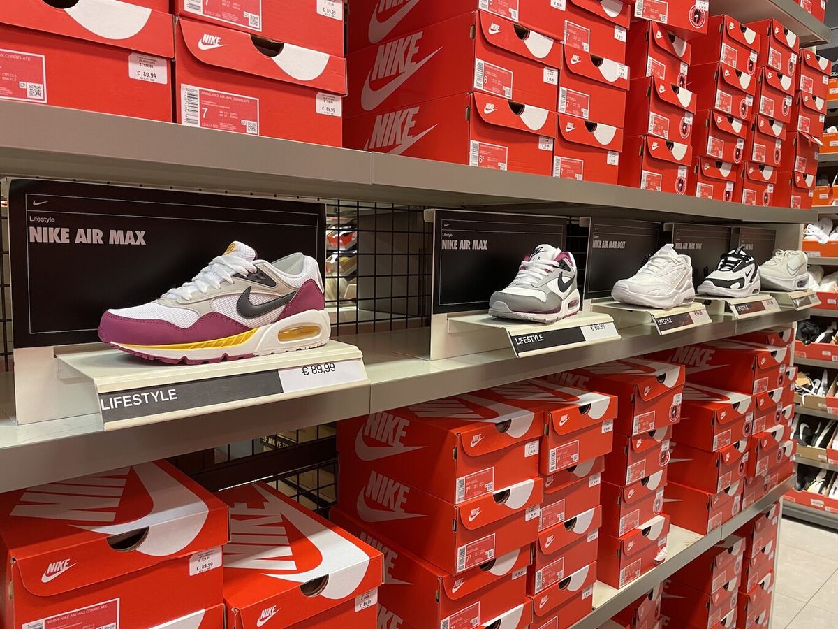 Outlet ofrece descuentos únicos en zapatillas y ropa.