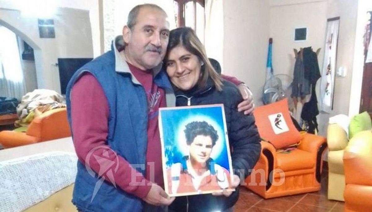 La familia pidió a los médicos que pasen una estampita de Carlo Acutis por los pulmones de Tamer. Foto: El Tribuno.