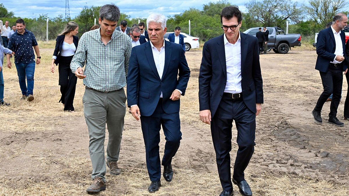El gobernador de San Luis, Claudio Poggi, recorrió los avances en las obras de aprovechamiento de la energía solar que llegará a 80.000 hogares. El gobernador de San Luis, Claudio Poggi, recorrió los avances en las obras de aprovechamiento de la energía solar que llegará a 80.000 hogares.