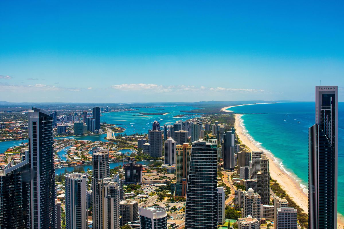 La Gold Coast, en Australia, es uno de los grandes epicentros del surf mundial, con kilómetros de playas, olas largas y una cultura costera que se vive todo el año. La Gold Coast, en Australia, es uno de los grandes epicentros del surf mundial, con kilómetros de playas, olas largas y una cultura costera que se vive todo el año.